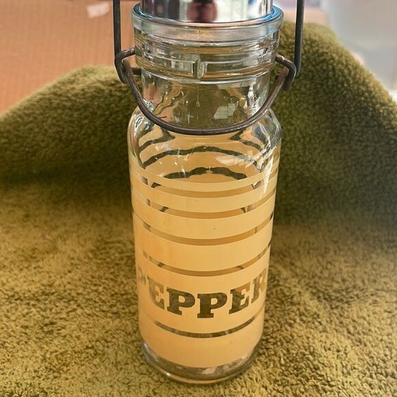 Wheaton vintage pepper shaker, excellent condition. 7 high 3 wide. - Picture 1 of 5